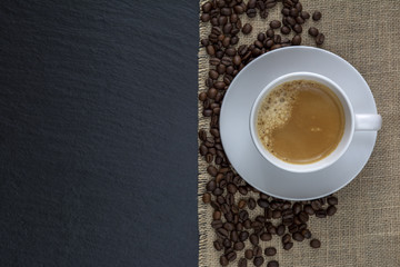 taza de cafe con fondo de pizarra