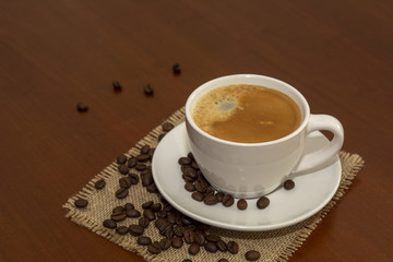 taza de cafe en mesa de madera 