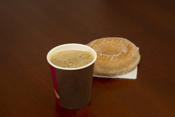 vaso de cafe para llevar con donut
