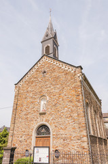 Obraz premium Winningen, katholische Kirche, Mosel, Weindorf, Weinbauer, Weinberge, Rheinland-Pfalz, Fachwerkhäuser, Sommer, Deutschland