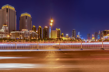 Fototapeta premium At night, the footsteps of traffic lights on China's roads are blurred.