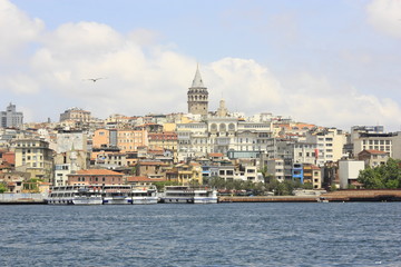 Fototapeta premium Vistas del Bósforo, torre Gálata, orillas de Estambul, 