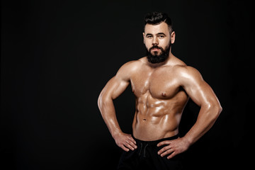 Obraz na płótnie Canvas strong bodybuilder posing in studio