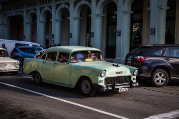 Fototapeta na wymiar HABANA, CUBA-JANUARY 12: Old car on January 12, 2018 in Habana, Cuba. Old car on the city street