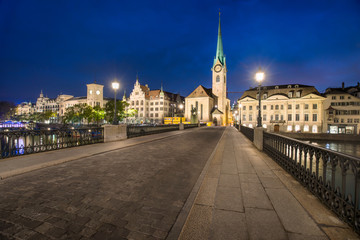 Fototapeta na wymiar Altstadt von Zürich bei Nacht mit Münsterbrücke und Fraumünster, Schweiz