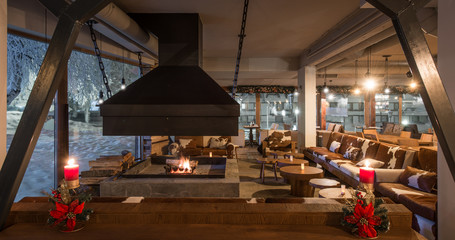 Obraz na płótnie Canvas Restaurant interior during winter holidays