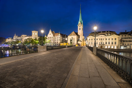 Altstadt von Zürich bei Nacht mit Münsterbrücke und Fraumünster, Schweiz