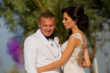 Obraz premium New line wedding couple posing in park