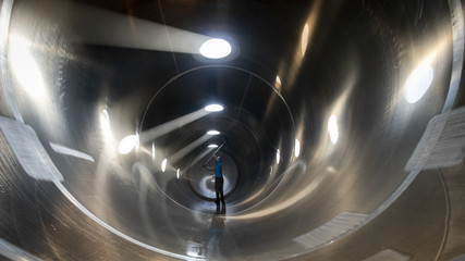 Interior de camión cisterna silo en proceso de limpieza realizado por un trabajador © Trepalio