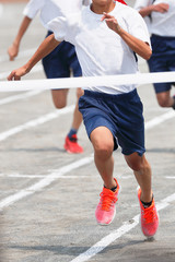 Fototapeta na wymiar 運動会で走る少年