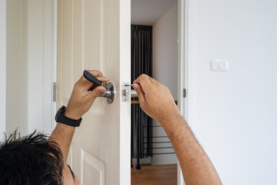 locksmith fix knob on white wood door