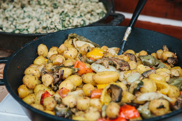 Preparation of vegetable dish from mushrooms and vegetables in a frying pan