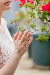 Obraz na płótnie Canvas Beautiful wedding bride's ring and manicure.