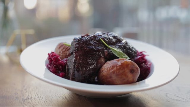 Beef cheeks with potatoes and beets
