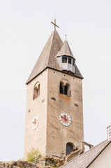 Fototapeta premium Kobern, Glockenturm, Wehrturm, Weinberge, Weindorf, Winzer, Weinbauer, Mosel, Moseltal, Rheinland-Pfalz, Frühling, Sommer, Schweiz