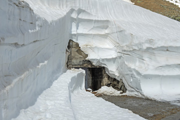 Von Schnee freigelegter Eingang auf der St. Gotthardpasshöhe, Schweiz