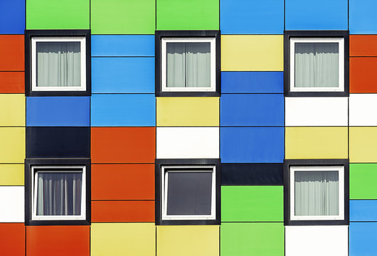 Fachada de colores con seis ventanas
