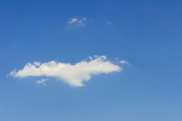 Blauer Himmel mit weißen Wolken 