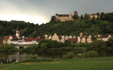 Rothenfels am Main; Blick &uuml;ber den Main auf Stadt und Burg