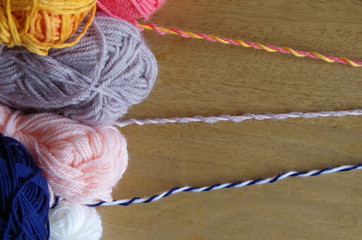 Pelotes de laines avec fils entrelacés © Elodie