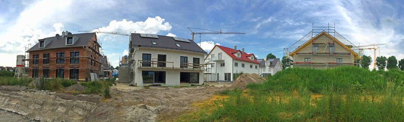 Einfamilienhaus und Reihenhaus Neubauten, Siedlung vor der Stadt