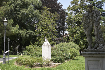 Obraz premium Vicenza, Italy - May 26, 2018: Statue in Salvi public garden