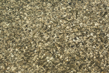 Glare and ripples on clear and clear water in a clean lake.