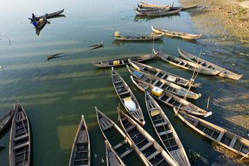 des petites barques en bois sur un lac pr&egrave;s de mandalay 