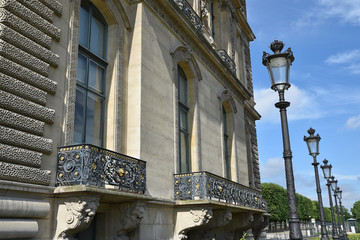Réverbères au palais du Louvre à Paris, France
