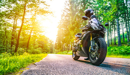 Naklejka premium motocykl na drodze. zabawy na pustej drodze podczas wycieczki motocyklowej / podróży