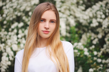 Naklejka premium beautiful blonde girl on the street