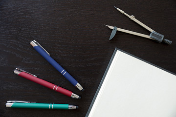 bolígrafos , cuaderno y compás de dibujo para personalizar con el logotipo de su empresa