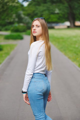 Obraz premium beautiful blonde girl on the street