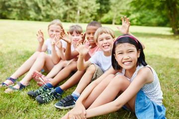 Kinder machen einen Ausflug