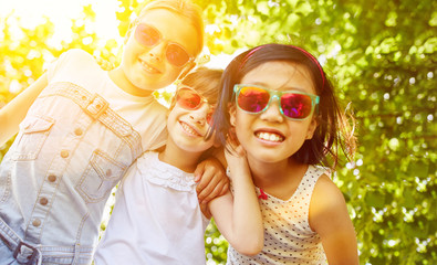 Coole Mädchen mit Sonnenbrille im Sommer