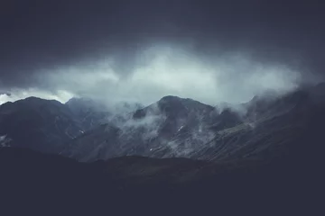 Fototapeten Grübelnde stimmungsvolle Berglandschaft © XtravaganT