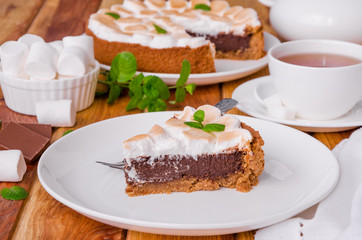 Tart with chocolate cream and marshmallow