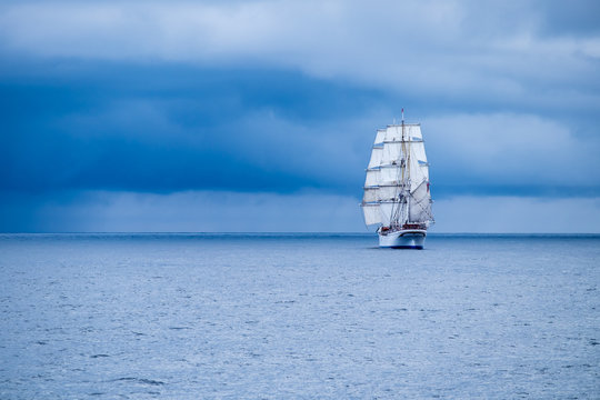 Segelschiff, Dreimaster (Statsraad Lehmkuhl), auf der Weite des Meeres vor dramatischer Wolkenkulisse
