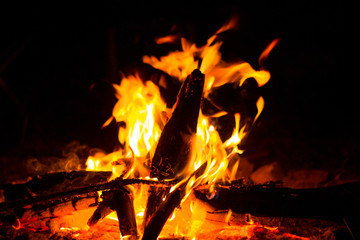 Костер, горящий в ночи.