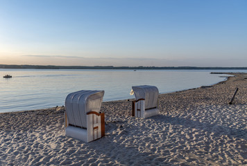 Strandkörbe am Sandstrand in der Abenddämmerung