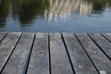 Planken einer Holzbrücke am Meer
