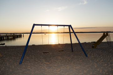 Spielplatz am Sandstrand bei Sonnenuntergang