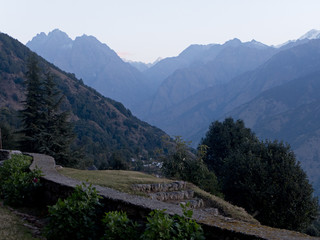 Fototapeta na wymiar Die Berge des Himalaja Gebirge in Uttarakhand Indien im Morgengrauen