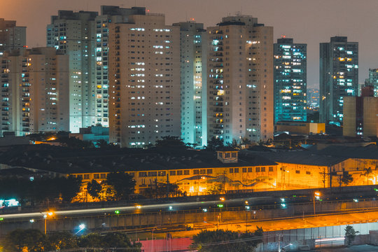 Pr&eacute;dios iluminados 