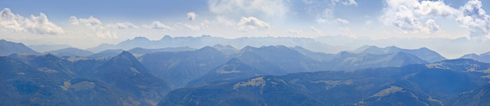 Sch&ouml;nes Bergpanorama von der Schafbergspitze bei St. Wolfgang in &Ouml;sterreich