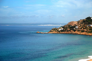 PAISAJE PLAYA DE LOS ALEMANES DE ZAHARA DE LOS ATUNES EN CÁDIZ, ANDALUCÍA. ESPAÑA