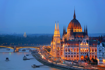 Naklejka premium Hungarian Parliament in Budapest by the Danube river in sunset light