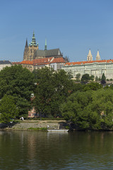Obraz premium Wiosna Praski zamek gotycki z Małą Straną nad Wełtawą w słoneczny dzień, Republika Czeska