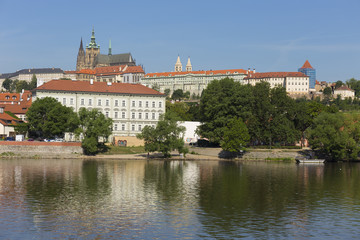 Obraz premium Wiosna Praski zamek gotycki z Małą Straną nad Wełtawą w słoneczny dzień, Republika Czeska