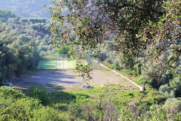 Fußballplatz in üppiger Vegetation in der Pampa, Ligurien, Italien